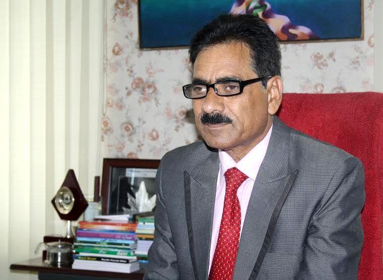 Hakim congratulates Dr Hajini for bagging national award