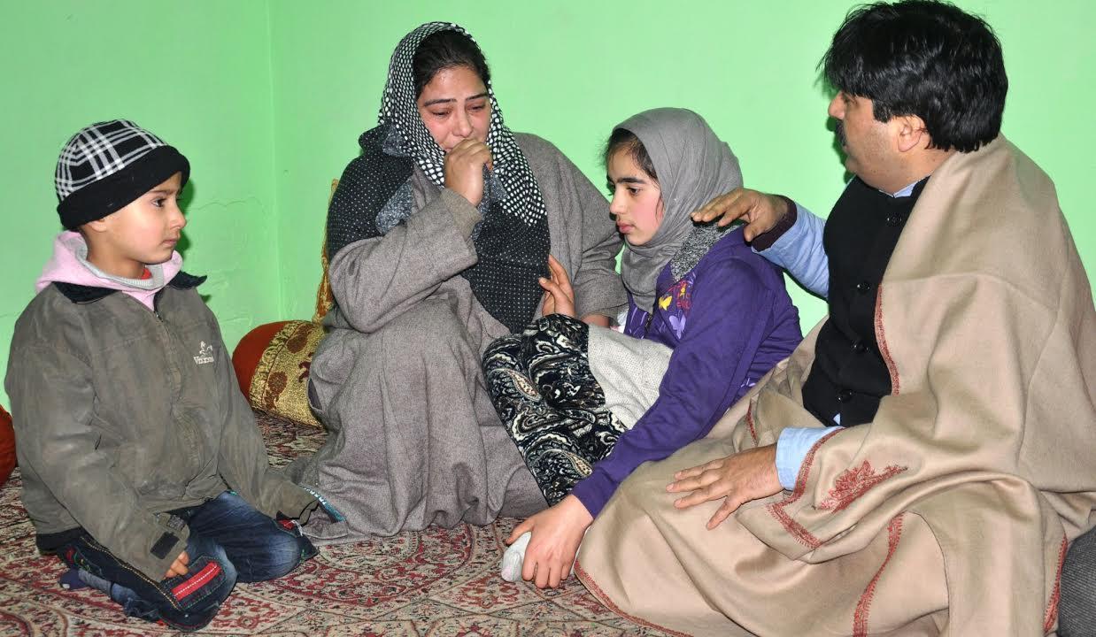 Hurriyat (M) leaders visit bereaved families