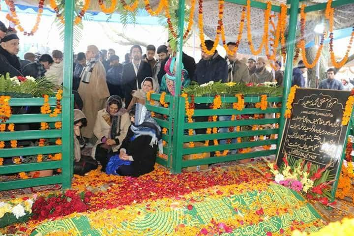 Mehbooba visits father’s grave