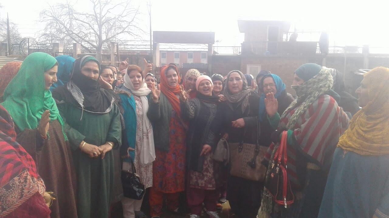 Congress women workers protest against demonetization