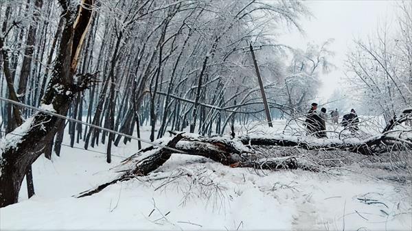 Snow damages several house in north Kashmir