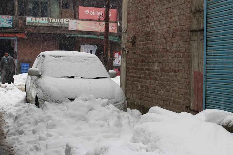 Authorities fail to clear snow in Kupwara town