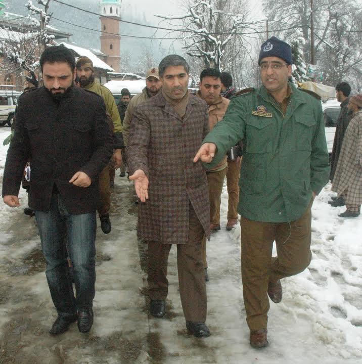 DC Kupwara takes stock of snow clearance measures, availability of essentials