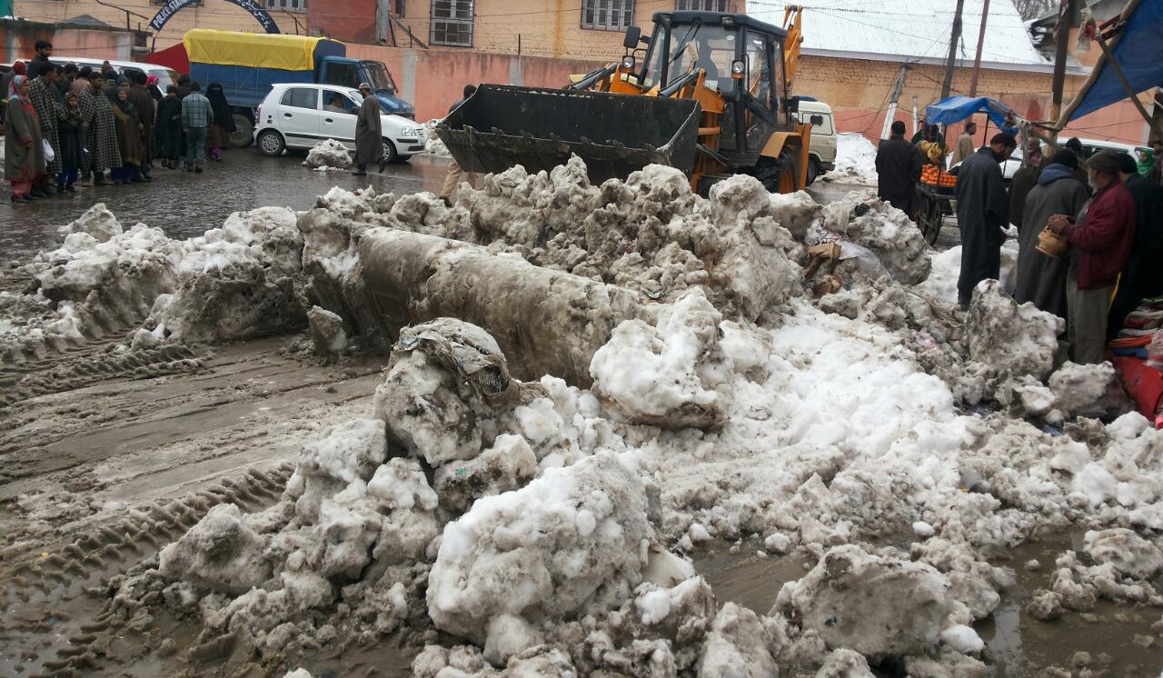 Municipal Committee Handwara shifts vendors to new Bus stand