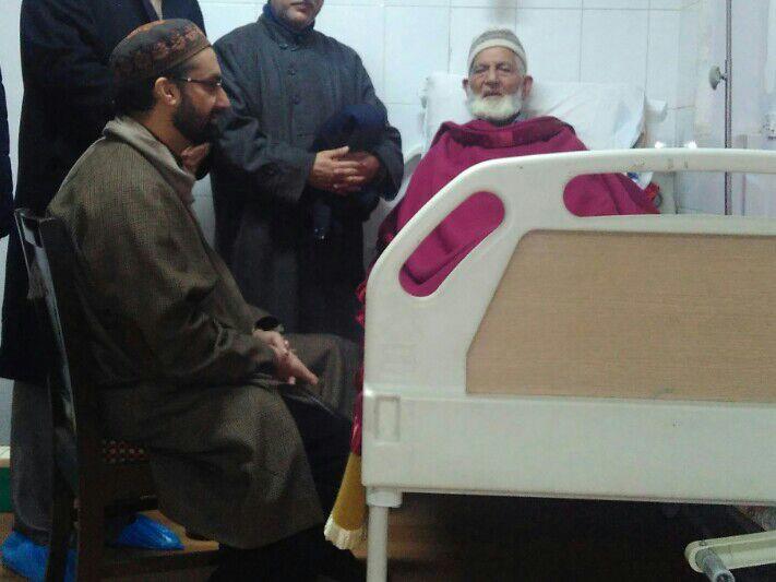 Mirwaiz visits SKIMS, enquires ailing Geelani’s health