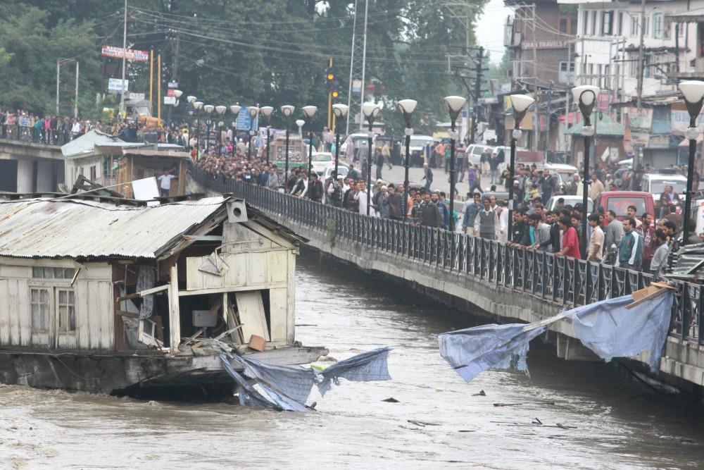 Houseboat collapses in Abi Guzar