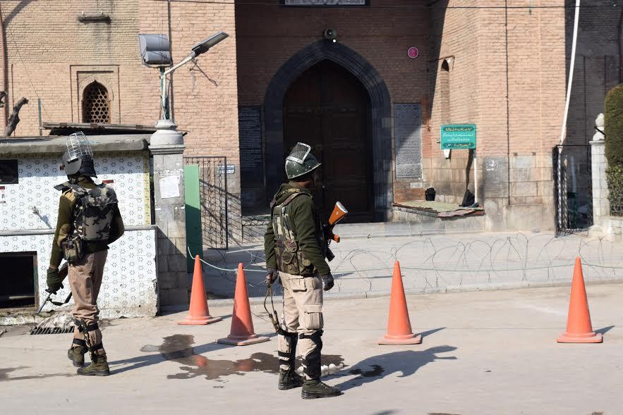 Mirwaiz placed under house arrest, stopped from offering Friday prayers