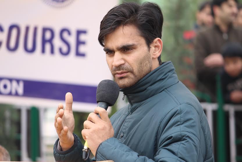 Parra distributes prizes