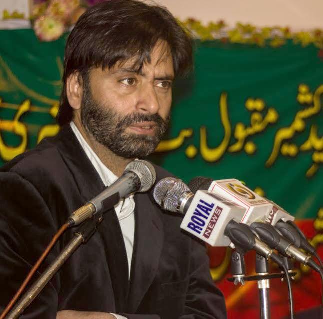 Army Chief’s 'threatening' statement ‘a case of political immaturity’: Malik