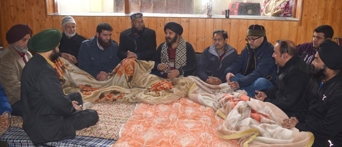 Hurriyat (M) delegation visits Roshni Kour’s residence