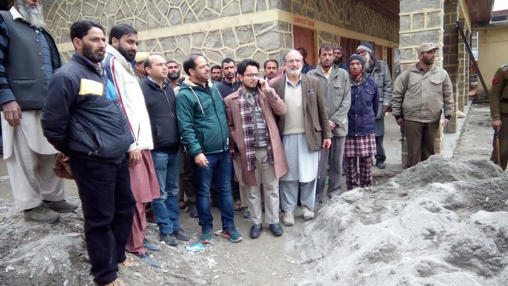 Vikar Rasool take detailed review of post snowfall situation at Khari Banihal