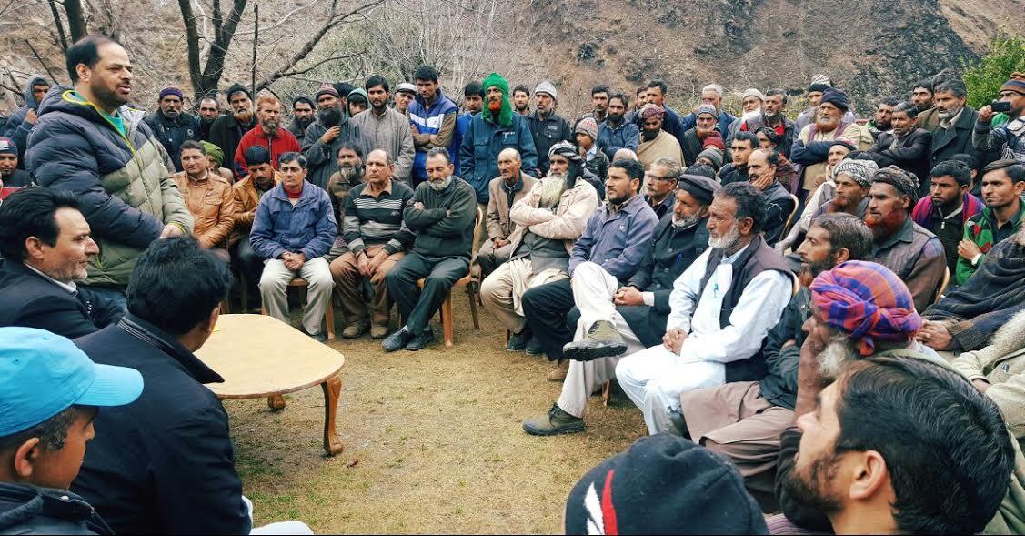 Vikar holds public Darbar at Ukerhall