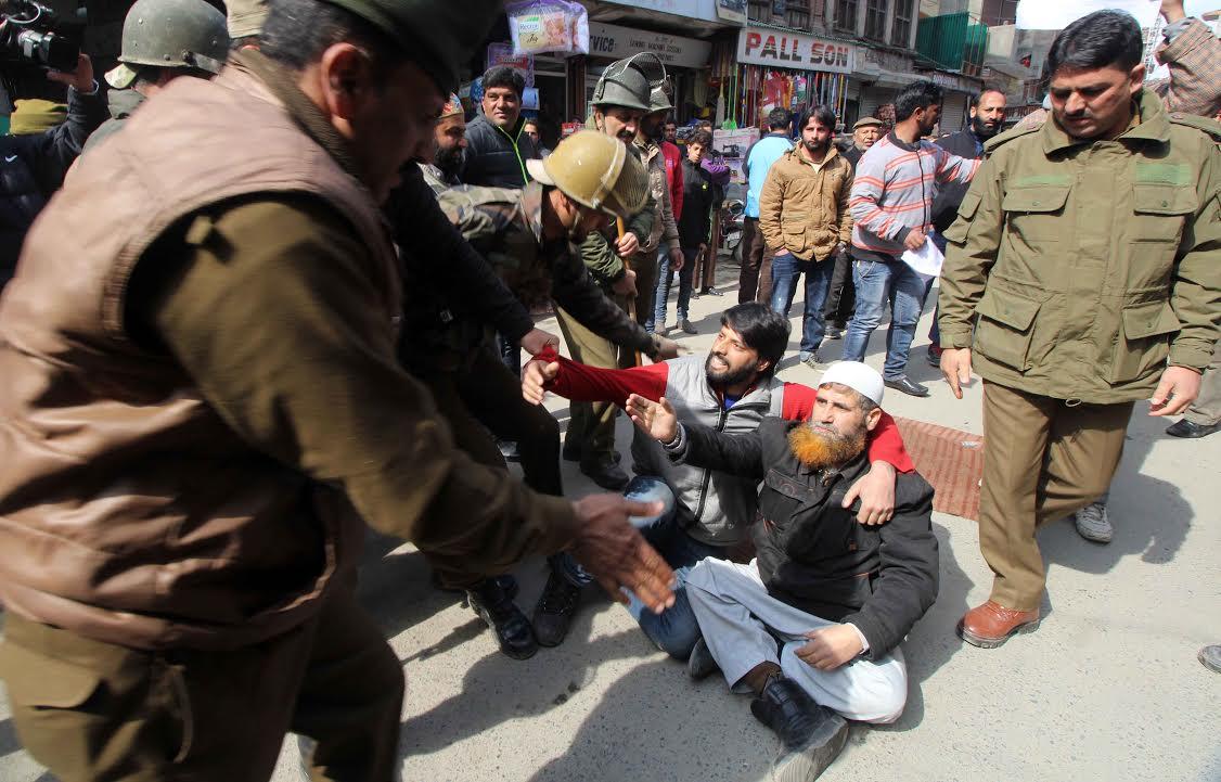 Police foil JKLF sit-in, detain scores of leaders