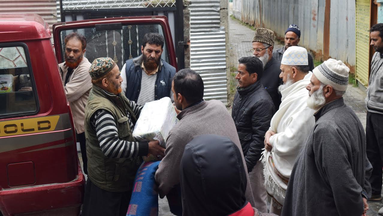Dar-ul-Khair distributes relief among fire victims of Dalgate, Bohri Kadal, Channapora