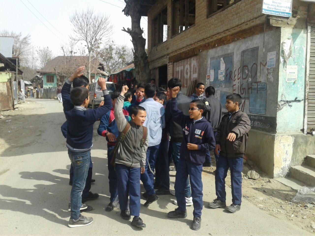 Students block Batagund Handwara road