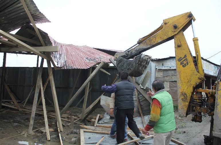 LAWDA demolishes three constrictions around Dal Lake