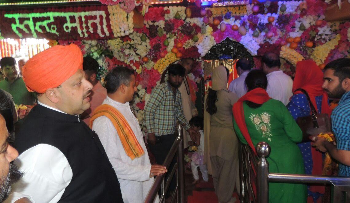 Rana joins Navratra congregation