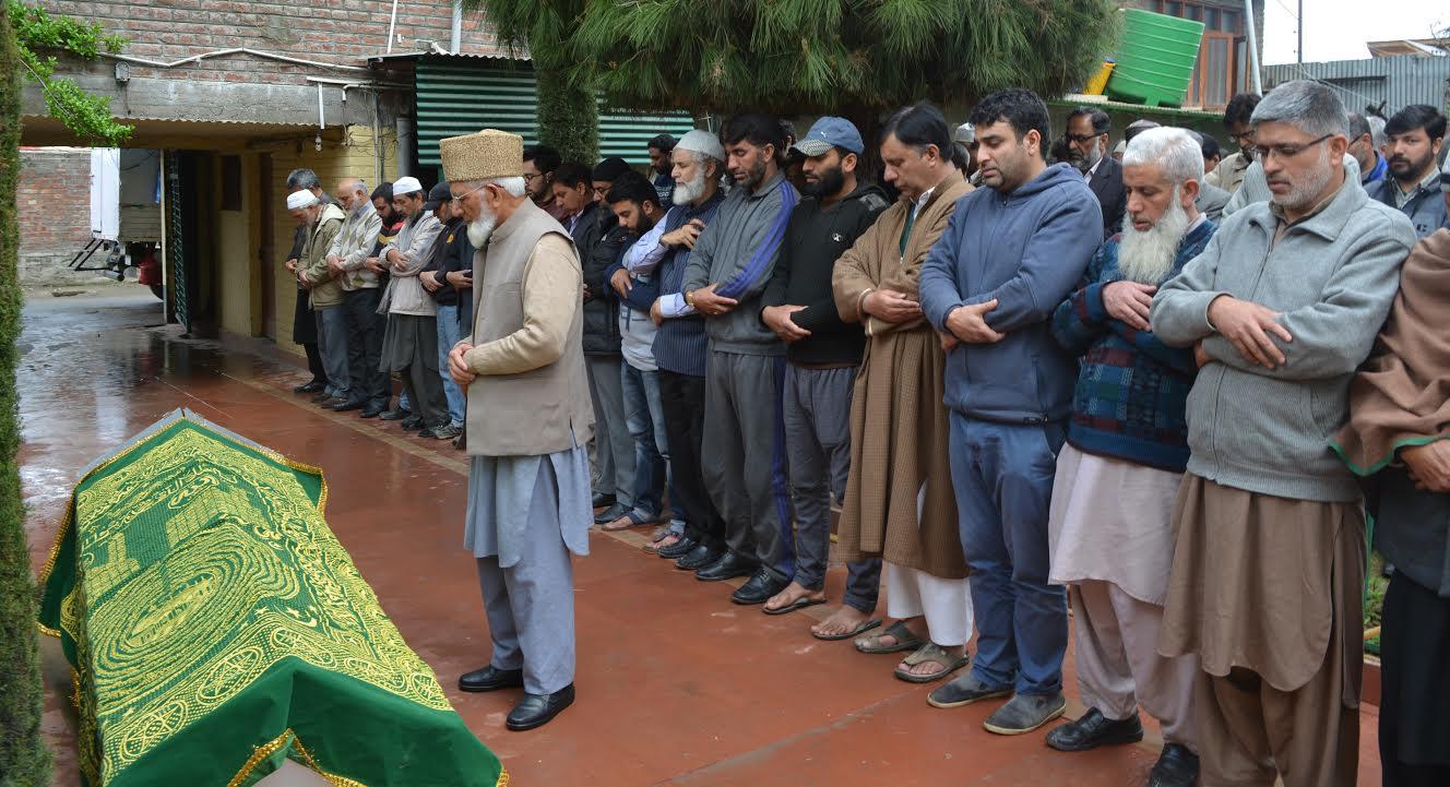 Geelani leads funeral prayers of woman at Hyderpora