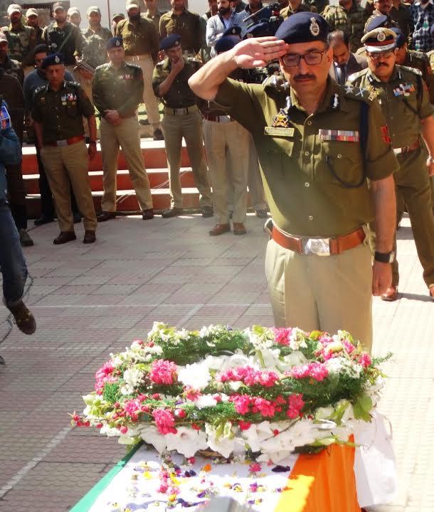 Police holds wreath laying ceremony of slain cop at DPL