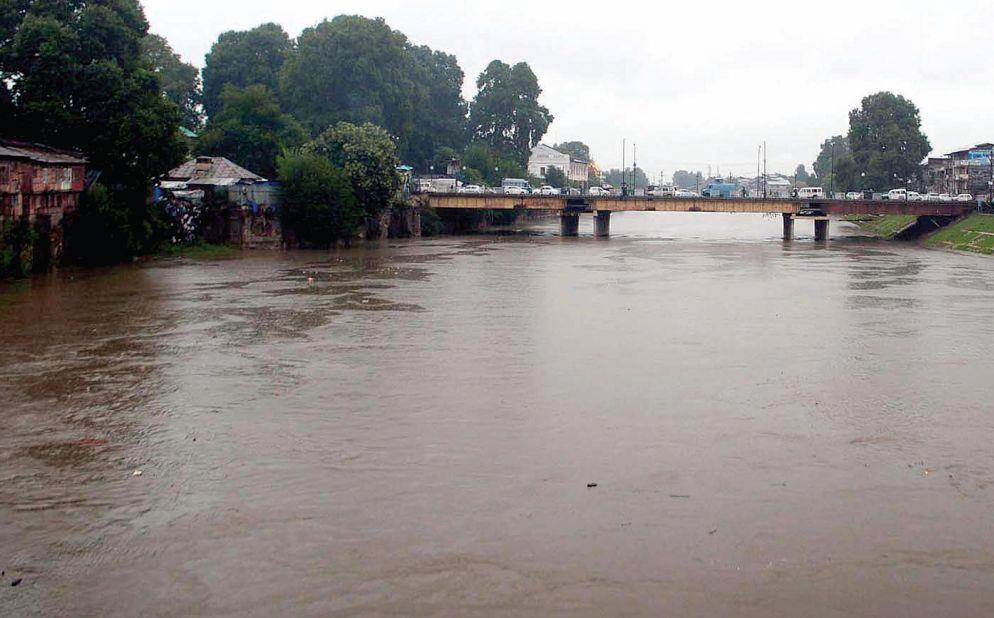 Rains trigger flood like situation in Valley, normal life collapses
