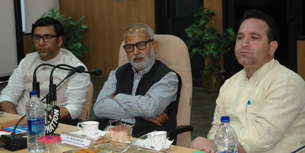 Naeem reviews status of Batote- Kishtwar highway