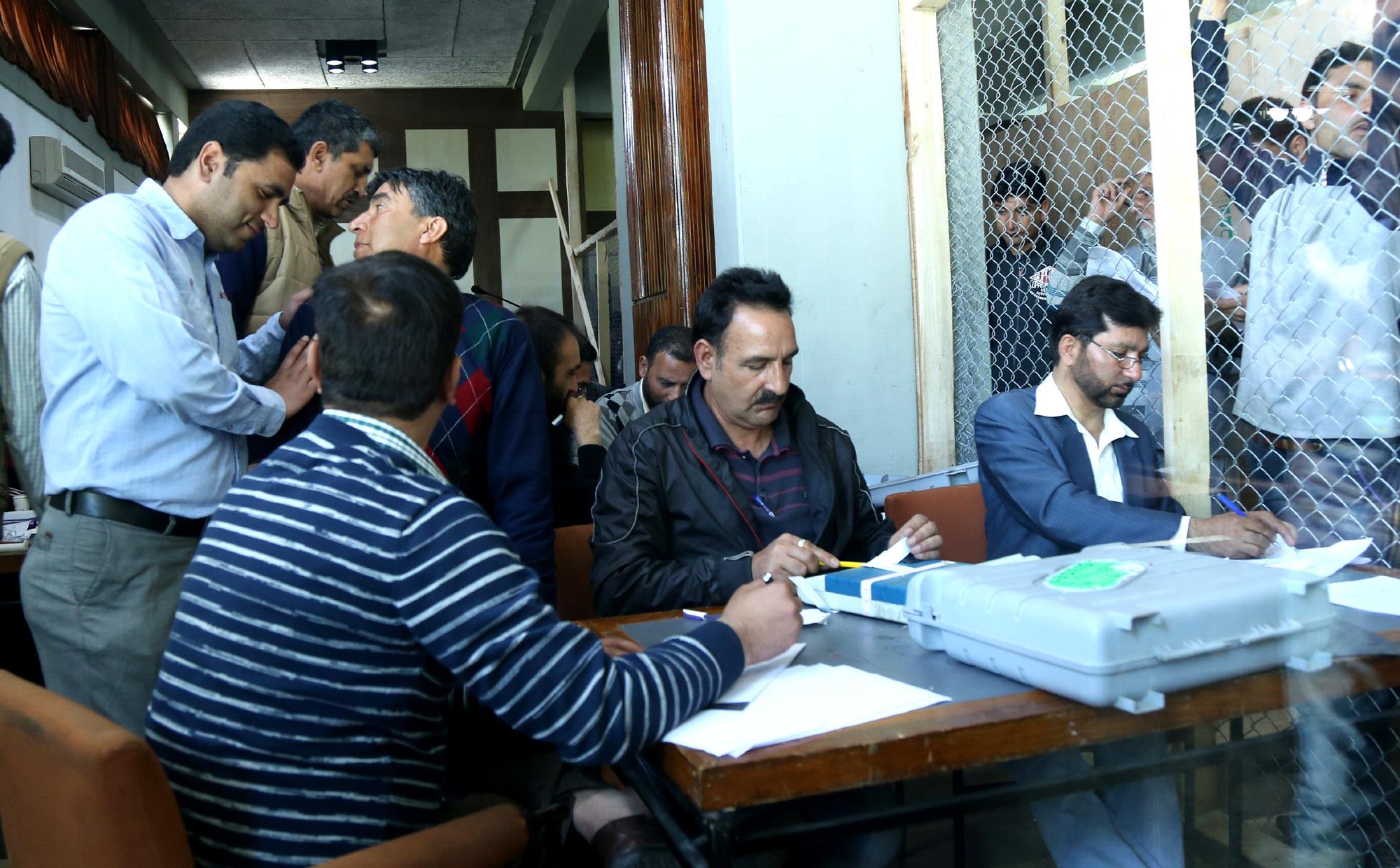 NC’s Farooq Abdullah leading against PDP’s Nazir Khan