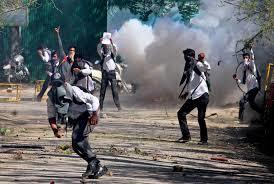 Students continue to clash with police at Srinagar