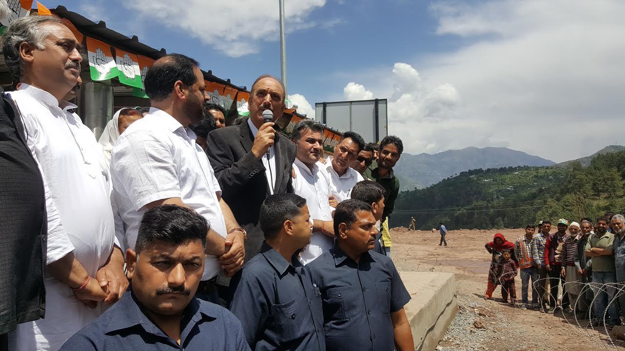 Azad accorded rousing reception at Nashri by Congress workers