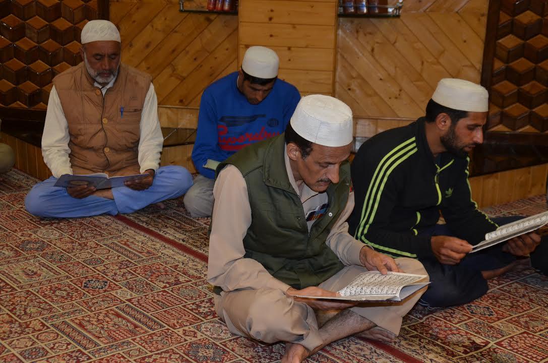 DGP, IGP visits martys homes in Srinagar, Kulgam
