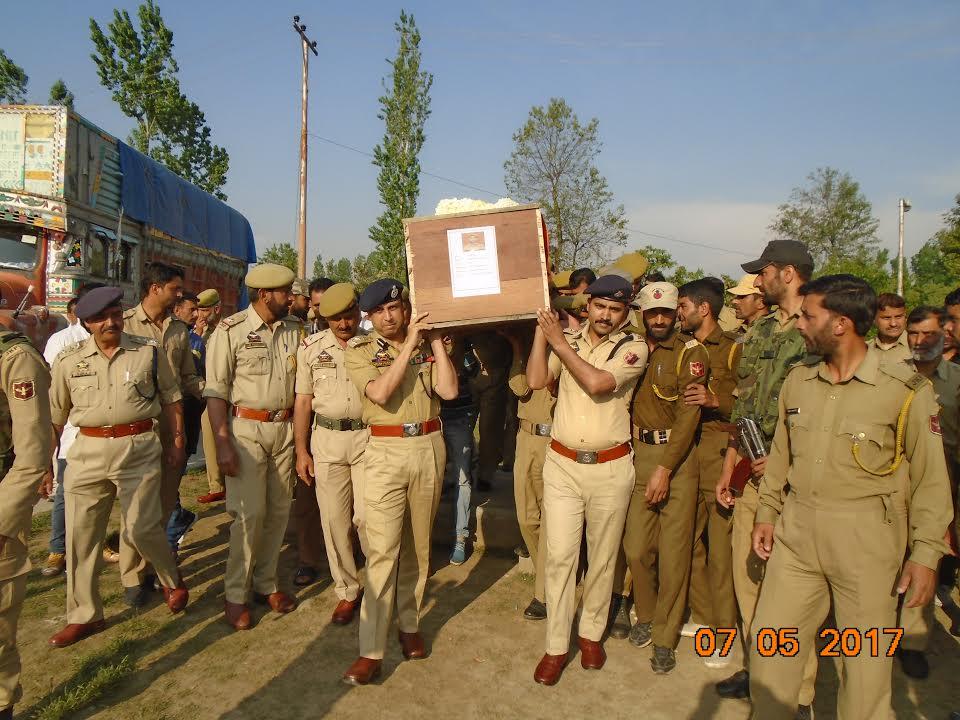Wreath laying ceremony of slain cop held in Kulgam
