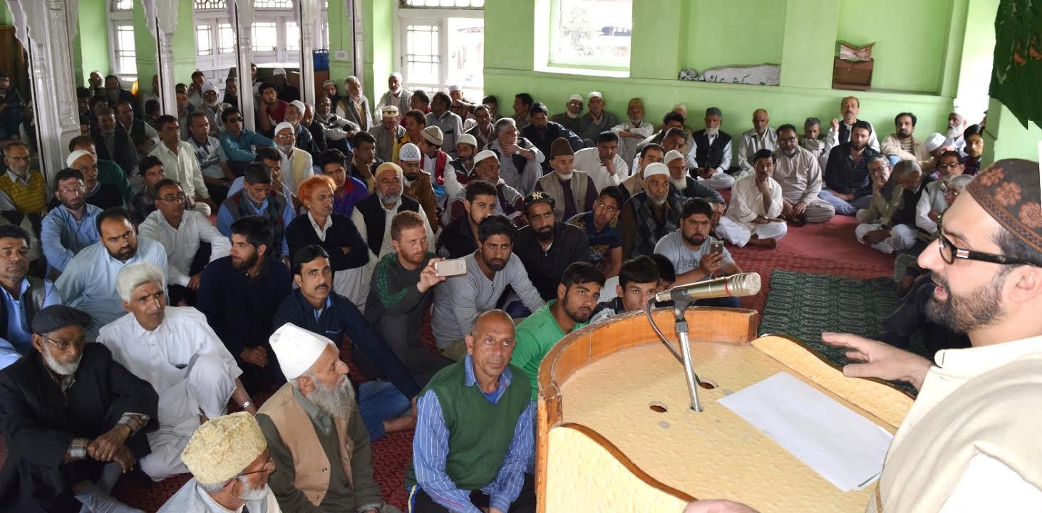 Mirwaiz expresses grief over killings in Qazigund shootout