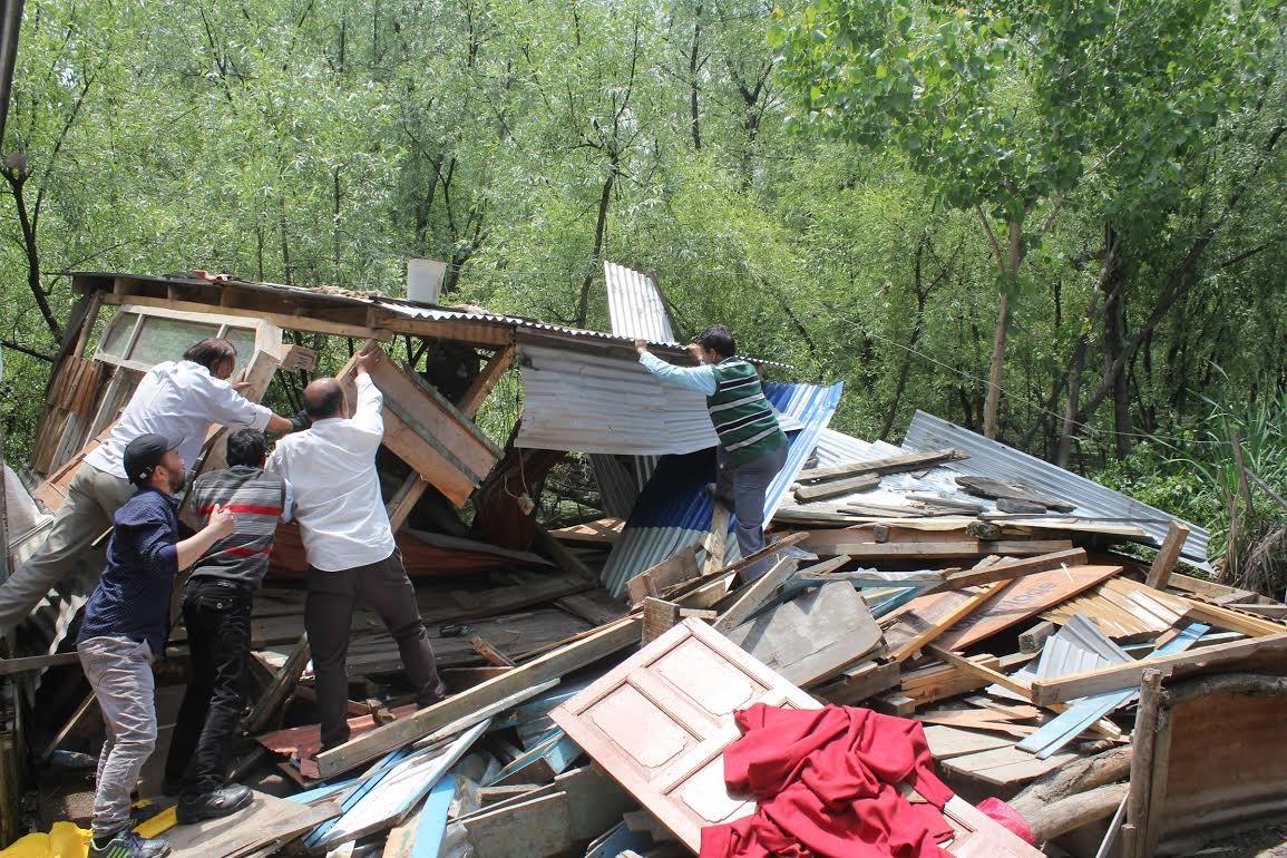 LAWDA demolishes 8 illegal constructions around Dal Lake