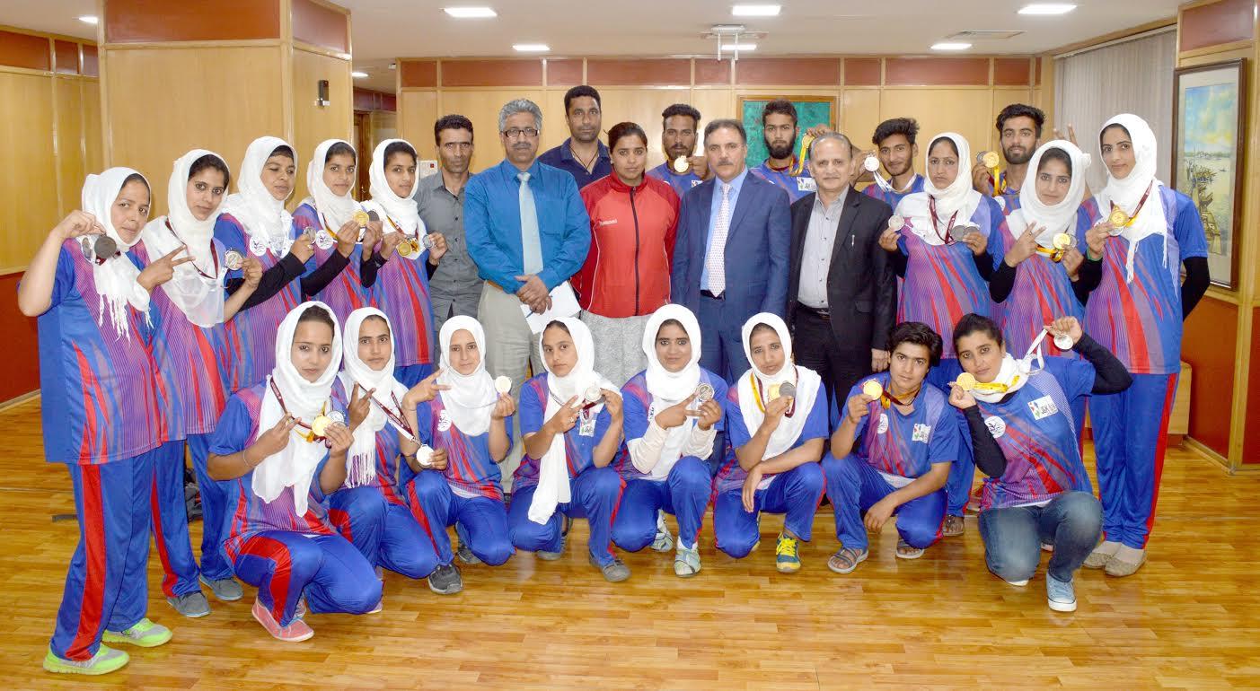 JKB Chairman awards cash prize to winning kayaking, canoeing players