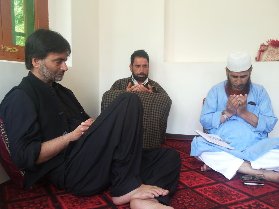 Malik visits families of slain youth in Chadoora, Charar-e-Shareef