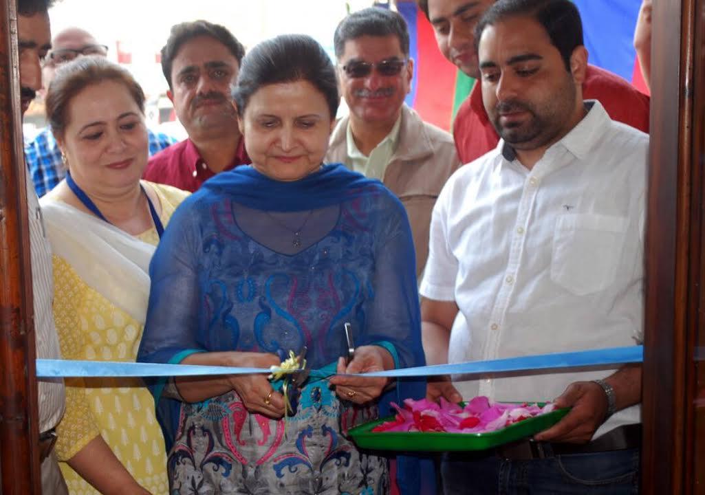 Drug controller inaugurates PMJA store in downtown
