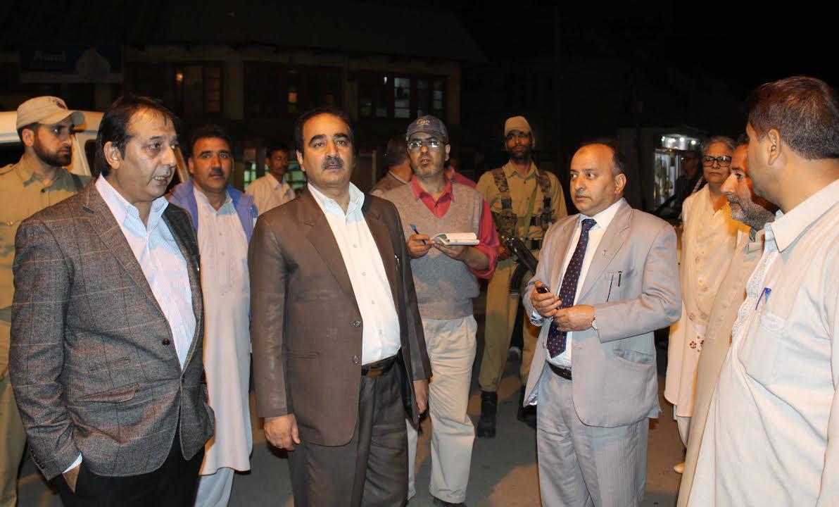 Div Com tours Srinagar City during evening hours