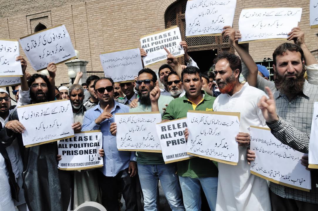 Mirwaiz again barred from offering Friday prayers