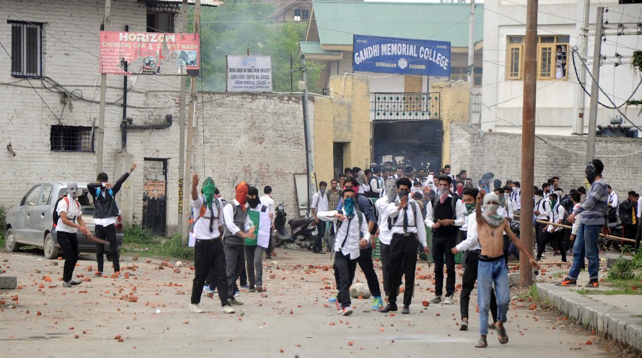 Student clashes continue in Srinagar, Palhallan