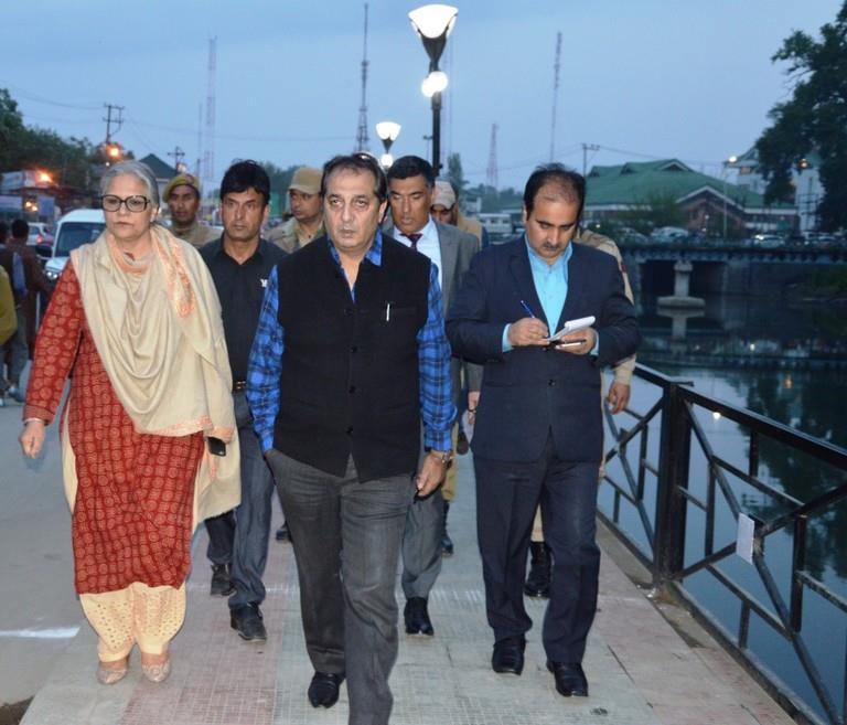 Div Com takes evening assessment tour of Srinagar