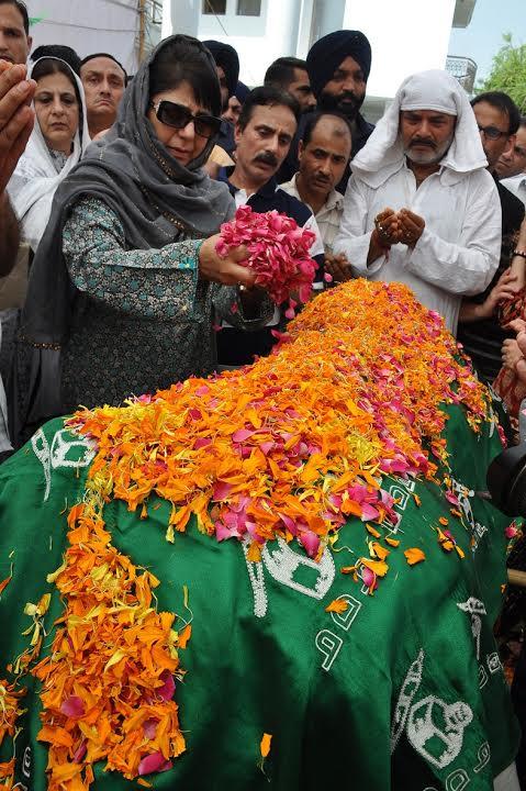 Mehbooba visits Shanti Devi’s residence