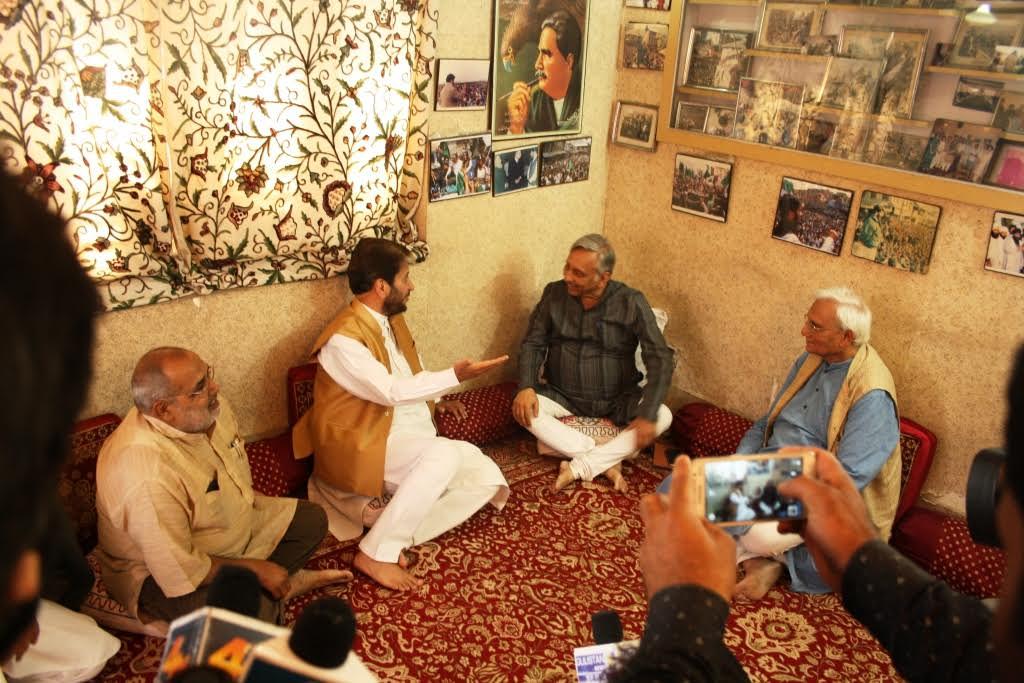Mani Shankar Aiyar led delegation calls on Shabir Shah