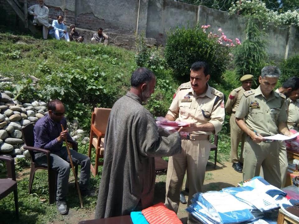 Budgam Police distributes relief among needy people