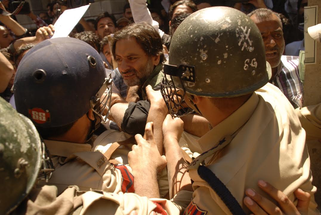 Police detain Malik, others at Sarai Bala
