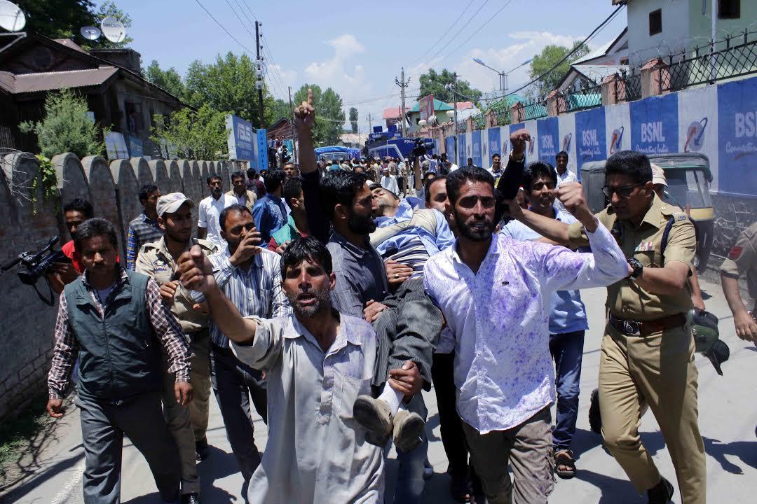 Police foils PHE daily wagers protest