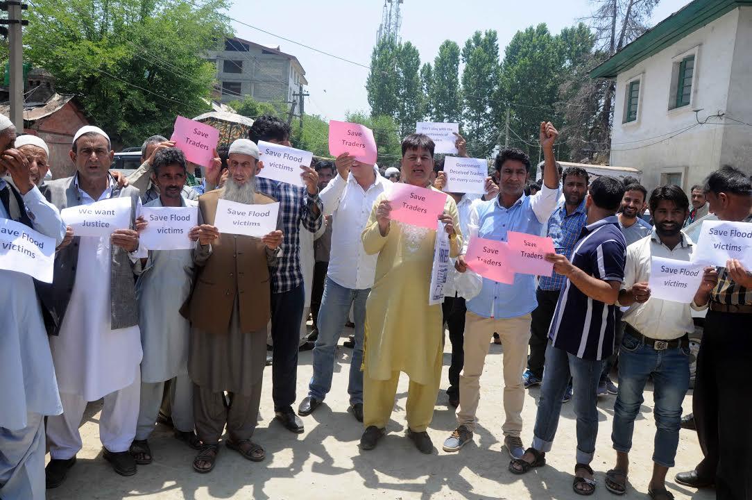 Batamaloo traders protest against Govt apathy