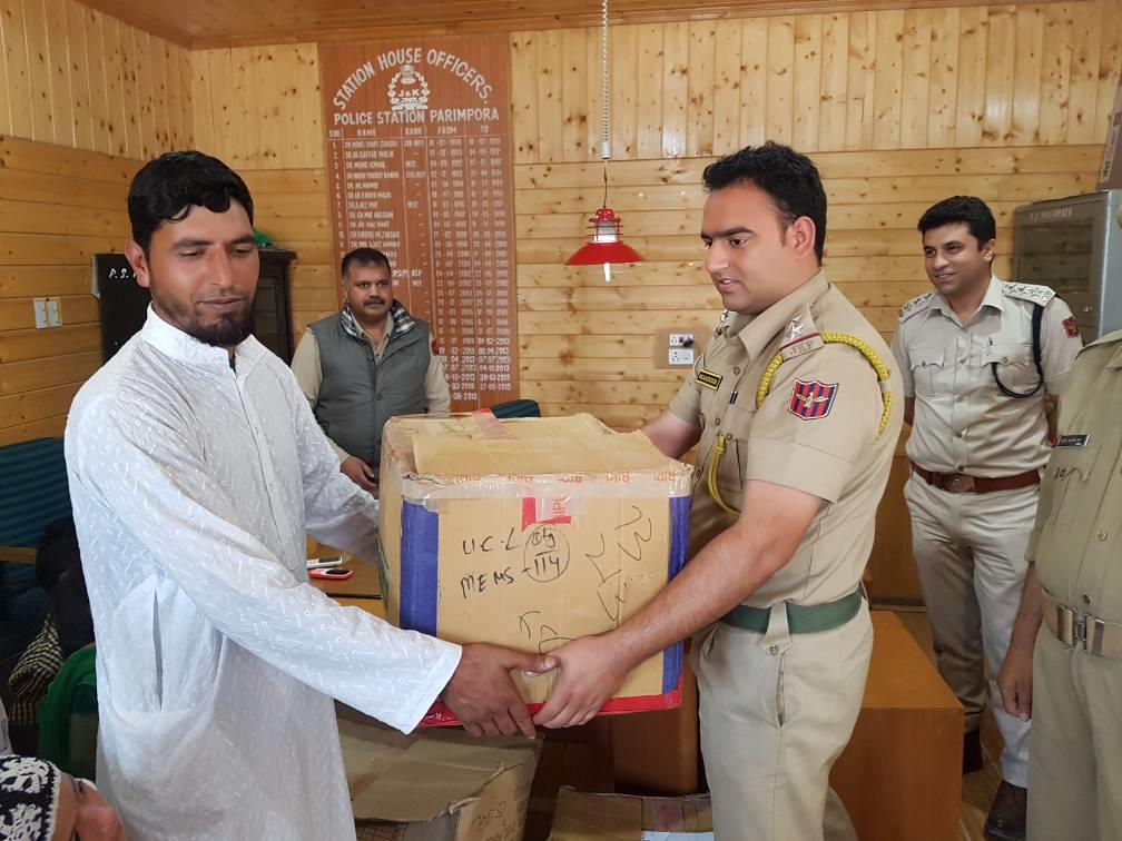 Police distributes clothing items among needy in Parimpora