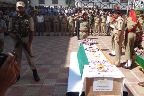 Police pays tributes to policeman killed in militant attack