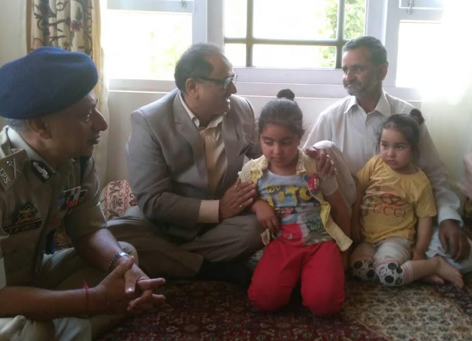 Dy CM visits residence of slain SHO Feroz Dar at Sangam