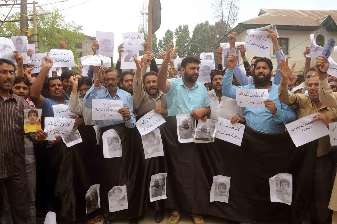 PHE daily wagers protest, hold Govt responsible for death of two colleagues