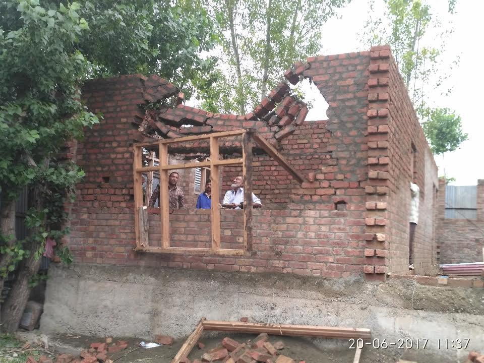LAWDA demolishes illegal structures along Dal Lake